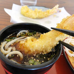 Teuchi Udon Tajima - 海老天もつゆに付けて食べるのが美味しいんだよね♪
                      サクサクの衣につゆに染み込んで海老のプリプリ感を合わさって、なんともいえない美味しさ♪