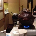 Shimada - カウンターに有る手前の鍋では美味しそうな牛すじを煮ています。