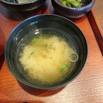 酉厨 ぼんぼり - 初代炭火焼親子丼　ワカメの味噌汁