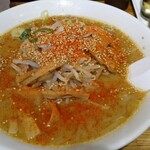 旭川ラーメン番外地 - 味噌ラーメン・もやしトッピング(白胡麻、一味唐辛子いっぱい)