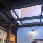 ロジスパイス＆アンダーバー - 吹き抜けが採光になっていて店内が明るくなります