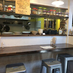 ロジスパイス＆アンダーバー - 厨房に面したカウンター席4つ