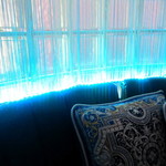 Collage - 七色に輝く店内、コーナー席。