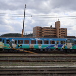 献上そば 羽根屋 - JR米子駅で見た「ゲゲゲの鬼太郎ラッピングディーゼルカー」（2022年4月)