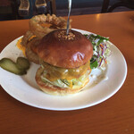 THE CORNER Hamburger & Saloon - ハンバーガー+チェダーチーズトッピング、選べるサイドメニューはオニオンリング