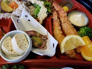 Seiyouzentokoro Maeda - 左側から郷土料理のこも豆腐、富山湾産ホタルイカのぬた、海老フライにタルタルソース。