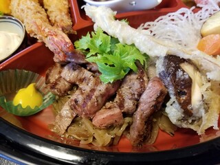 Seiyouzentokoro Maeda - 飛騨牛の赤身(モモ肉)のステーキと野菜の天ぷら。