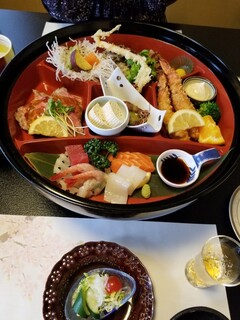 Seiyouzentokoro Maeda - この中に様々な料理が盛り込まれている。サラダやご飯はお店のご好意で最初から半分ずつにして出してくれた。