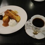 横濱カフェ壹番館 - フレンチトースト(プレーン)と日替わりサービスコーヒーのマンデリン