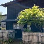 蕎香 - 落ち着いた佇まいの店舗は、店内の立派な梁等をみると古い建物を改装したものと思われる。