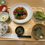 おぼんdeごはん - ごろごろ根菜と豚肉の黒酢ソース定食