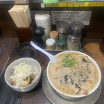 らーめん 潤 - 特製ラーメンの大油だが、セアブラ過ぎて何も見えないwチャーシュー、メンマ、味玉、タマネギ。タマネギが良い仕事しております。ネギチャーシュー丼