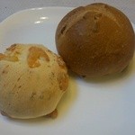 HAYASHI BAKERY - もっちりチーズ（110円）、くるみパン（100円）