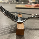 journey - ちょっと丸みのあるカトラリーレスト。店内にはこだわりが詰まってます