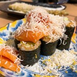 天ぷらと寿司 こじま - 生サーモンまみれパルミジャーノ 790円