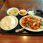 Shanhai Sakaba - 鶏肉とピーナッツの辛口炒め　800円