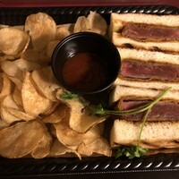 ウルフギャング・ステーキハウス 丸の内店 - ビーフサンドにはポテトチップス付き