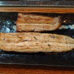 かぶと - 白焼き（手前が養殖、奥が天然）