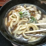 まつお食堂 - 肉うどん（メニューには700円と書かれていますが、800円払いました）︰麺リフトアップ