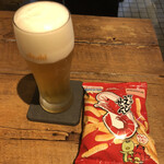 麹町いづみや しろ - ⑤生ビール、カルビーかっぱえびせん