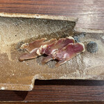 A e B - ピレネー産乳飲み仔羊の自家製ハム。