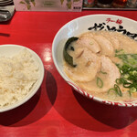 ラー麺ずんどう屋 - 右:ライス大(¥220)                                             左:チャーシューメン(¥1220)