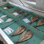 漁師の店 - 隣接の魚屋さんで魚を選ぶ