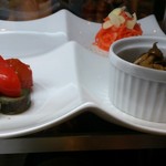 Deli＆Bar 秀 - ４種盛 \1,000 (製作途中)  本日の４種盛は、ビーフストロガノフ、ニンジンのオレンジサラダ、ラタトゥイユ、左奥にはマグロの漬け洋風がのります