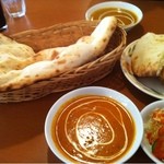 サンバンダ 久喜店 - ナン・チーズナン・チキンカレー・サラダ