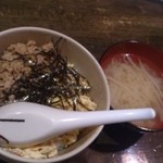 Mamechiyo - 最近のボードメニュー「鳥そぼろ丼　味噌汁付き」500円。美味しそ～～☆（知り合いが頼んだものなので私は食べてませんｗ）