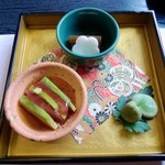 日本料理裕 - 前菜は、天豆　蕗（ふき）田舎煮梅長芋　鮪アボガド挟みべっ甲餡