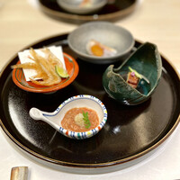 のどぐろ割烹 一心 別邸 - ①〈先付〉本日の先付け 厳選四品
                    　のどぐろとカラスミ、白エビの唐揚げ、酒盗、
                    　フォアグラのテリーヌうざく乗せ