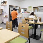 Chuuoutei - 店内はこんな感じ。2～4人掛けテーブル×9卓程度