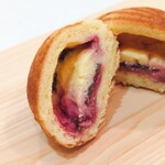 パン・ド・ジャルダン - 木苺とクーベルチュールチョコのクリームパンのカット