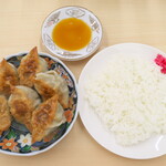 中央亭 - 餃子（小6個￥792）、ライス（普通￥185）。これぞ沼津の餃子文化！