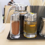 中央亭 - 餃子のタレ・自家製からし油・一味唐辛子。調味料も、一般的な餃子とは一味違う