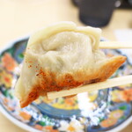 中央亭 - 茹でた皮の食感は、水餃子のそれ。旨味を中に閉じ込める