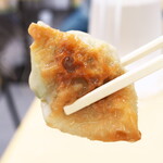 中央亭 - 焼き上げた餃子を、茹でて仕上げる独特な製法。大きく口をあけて、一口でいきたい