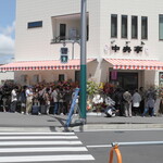 中央亭 - オープン初日に詰めかけた人々！ 話を聞いていると、地元で昔から愛されていることがよく分かる