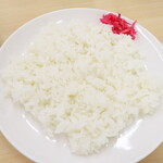 中央亭 - 平らに盛り付けられたライス。添えられた梅紫蘇風味の紅生姜が、餃子の絶妙な相方に