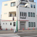 中央亭 - 新装なった中央亭。左側面にテイクアウト専用駐車場（2台）