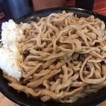 ラーメン二郎 - にんにくマシマシにスープを吸いまくったワッシワシ麺。