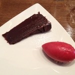 ミノビ - 生チョコレートのガトーショコラとフランボワーズのソルベ