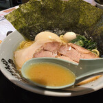 横浜家系ラーメン 剛麺家 - 塩ではありません
醤油ラーメンのスープです