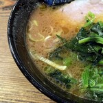 家系ラーメン クックら - 豚骨も醤油も強めだけどバランスのいいスープ。