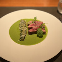 スリオラ - イベリコ豚ブルマのブランチャ、マンチェゴチーズとルッコラのスエロ