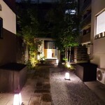 炭火割烹 白坂 - 石畳のアプローチ