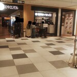 焼肉ライク - 19:30頃 約10人の行列ができていました (2022.04.22)