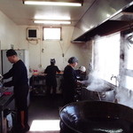 富家 - 大量の注文をこなす厨房