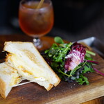 DAY&NIGHT - MORNING Grilled Cheese (￥1,050)、Iced Tea (￥200)